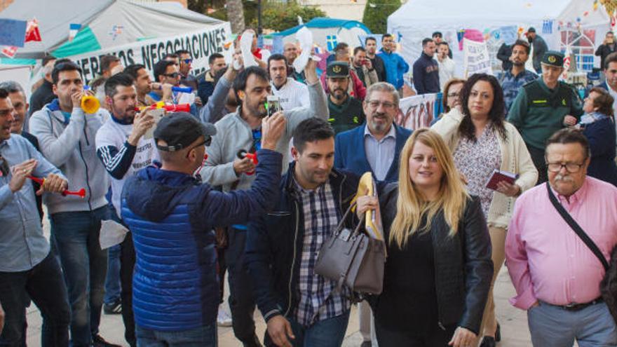 Policías locales de Mazarrón llevan desde febrero con protestas para exigir mejoras salariales; en la imagen, algunos increpan a la alcaldesa, Alicia Jiménez.