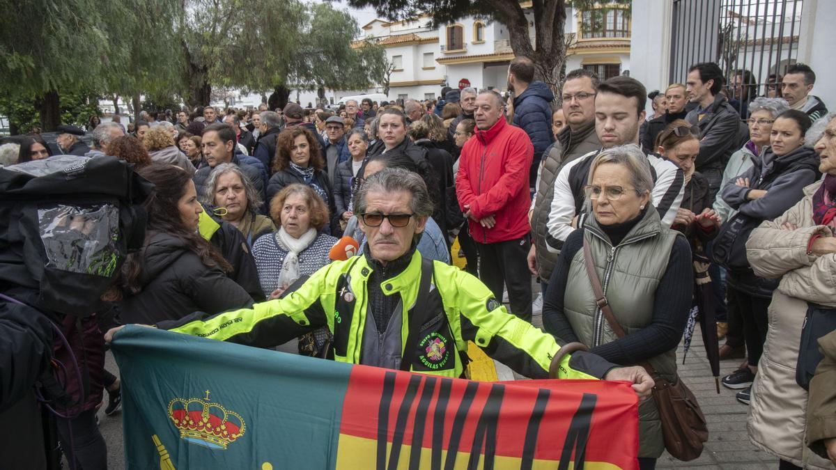 Numerosas personas se han sumado al minuto de silencio que se ha guardado en Barbate en repulsa por la muerte de dos agentes de la Guardia Civil.