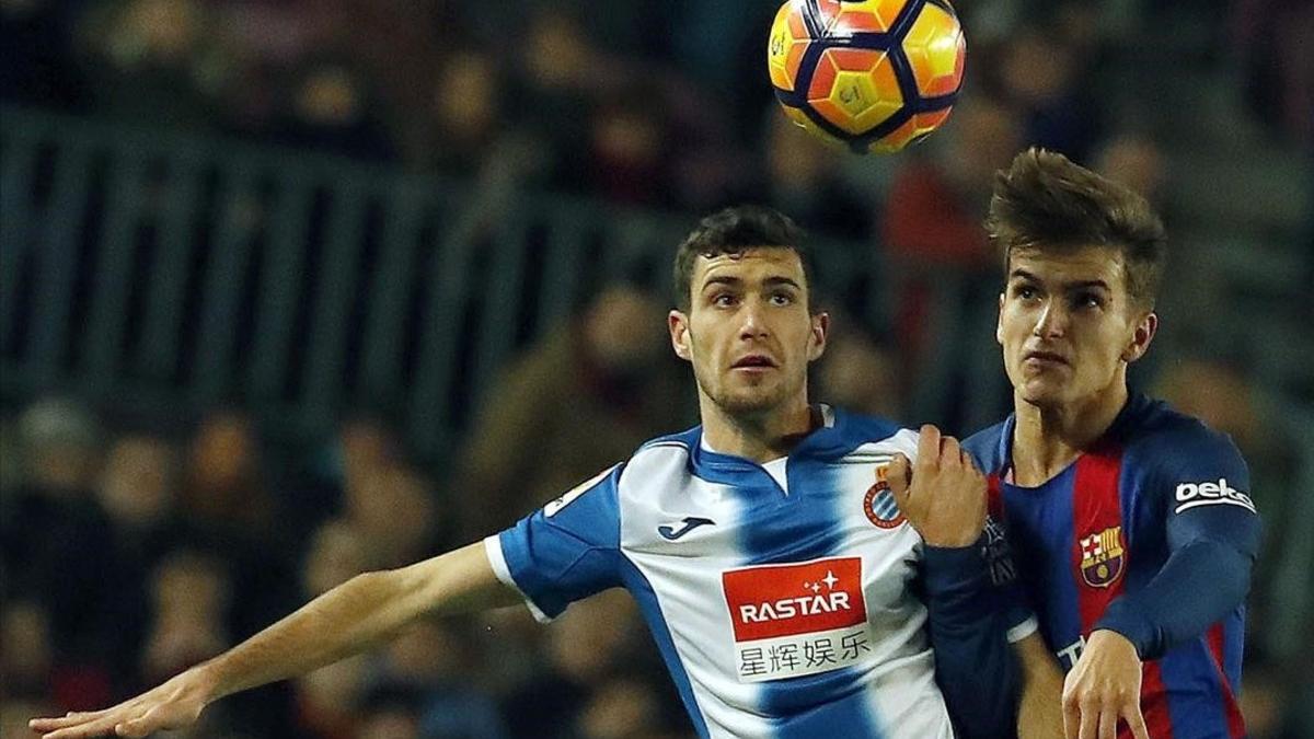 Denis SUárez pelea un balón con Aaron Martín en el Espanyol-Barça de los cuartos de final de la Copa del Rey.