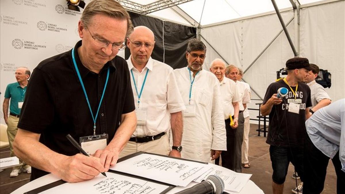 Ganadores del Nobel firman la Declaración de Mainau, en la isla alemana del mismo nombre.