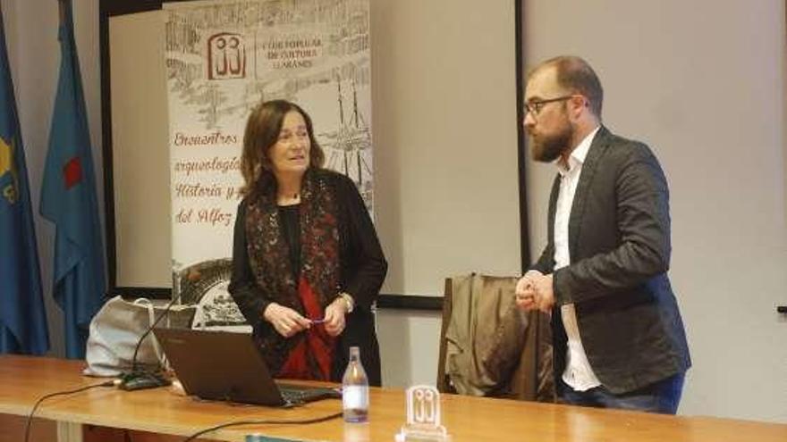 Rosa Cid, con Nicolás Alonso, en el Museo Marítimo.