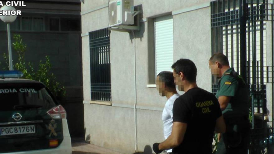 Detenido un ladrón tras emprenderla a golpes con la dueña de la casa en la que estaba robando en Torrevieja