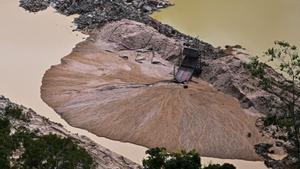 Fotografía aérea de una zona de minería ilegal en la Amazonía de Brasil.