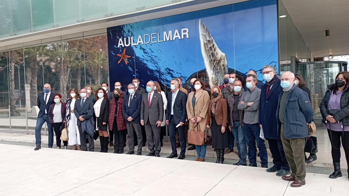 Foto de grupo tras la reapertura del Aula del Mar.