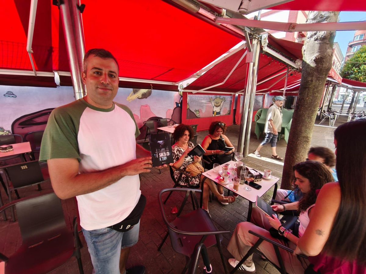 Diego Galindo, con su novela, en una terraza en Mieres.
