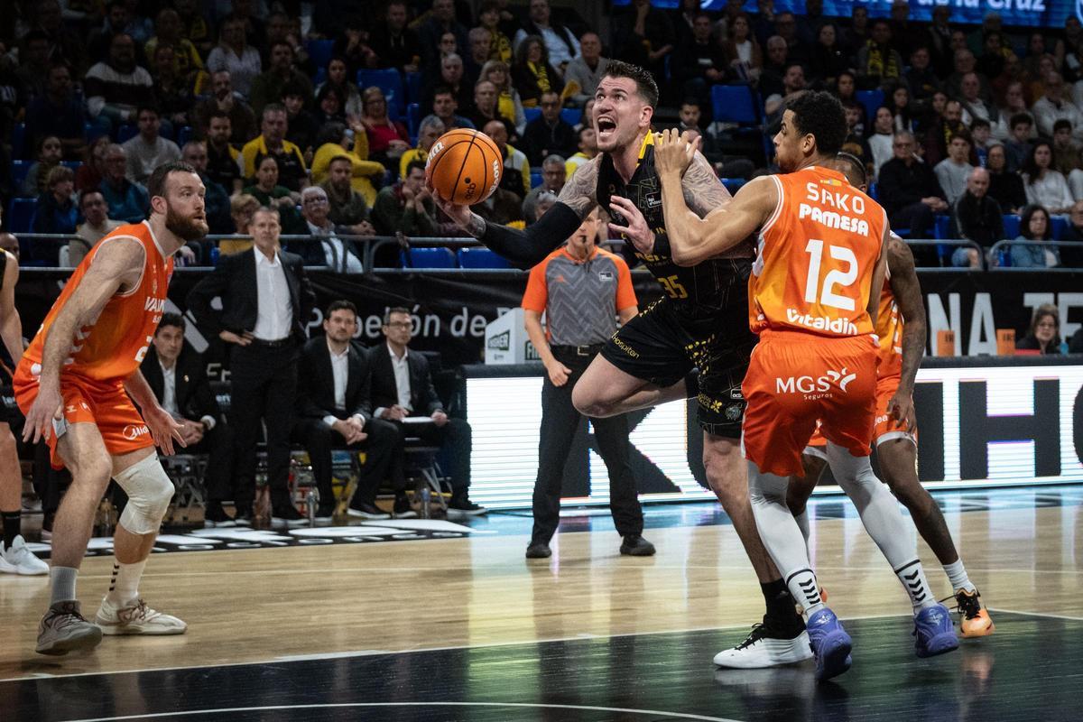 Fran Guerra se va de Neal Sako en una jugada del partido La Laguna Tenerife-Valencia Basket.