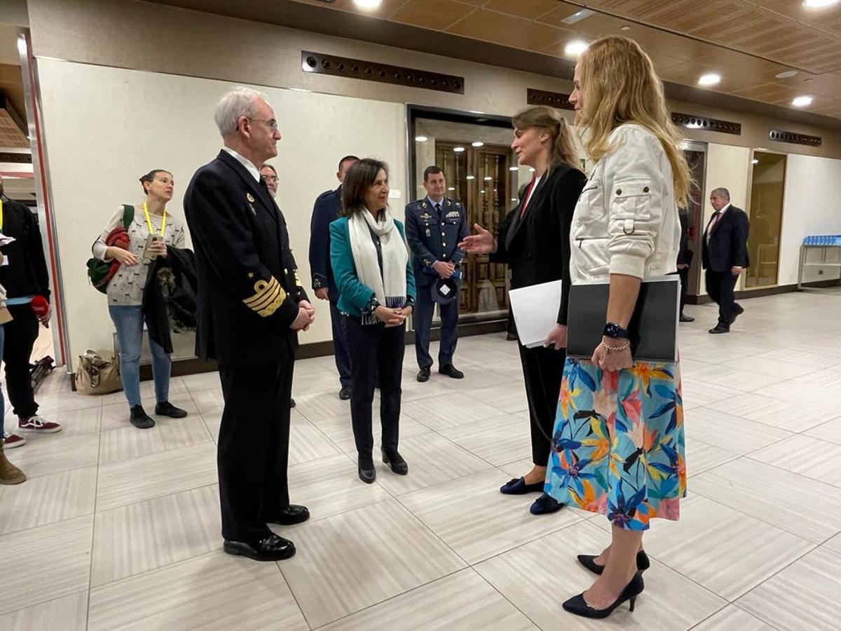 Margarita Robles saluda a una integrante de la delegación ucraniana este sábado, durante la Asamblea Parlamentaria de la OTAN. Junto a ella, la diputada socialista Zaida Cantera. A la izquierda, el Jefe de Estrado Mayor de la Defensa, almirante Teodoro Esteban López Calderón.