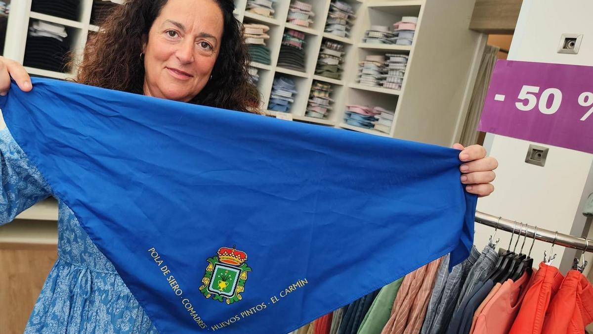 Arancha García, en su tienda de la Pola, con uno de los tradicionales pañuelos azules.
