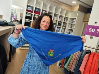 La Pola se pone el pañuelo azul: la pieza indispensable para El Carmín luce tradicional al cuello y gigante en el balcón del Ayuntamiento