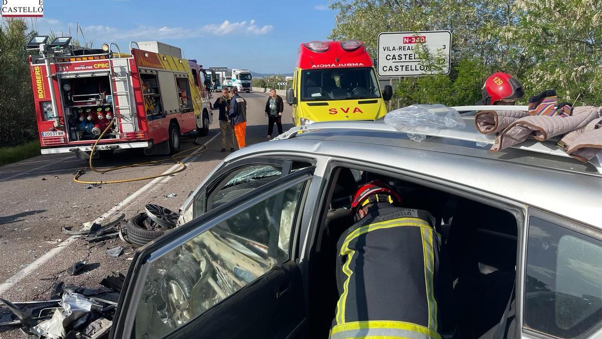 Bomberos y sanitarios en plena intervención de asistencia en el accidente de les Alqueries.