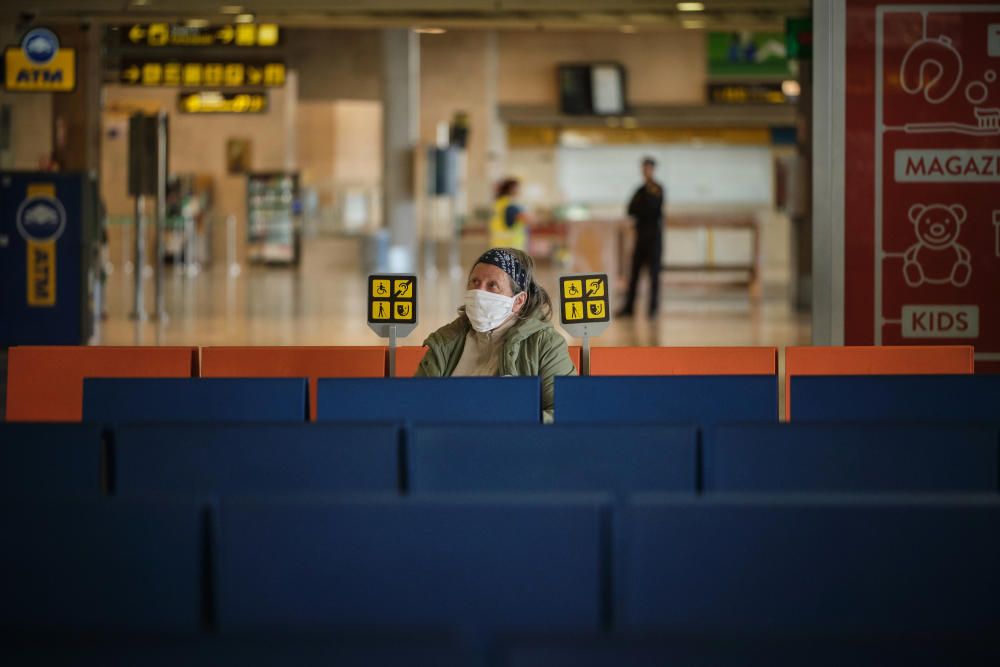 Fotos del aeropuerto de Los Rodeos sin gente por las restricciones. Mascarilla Coronavirus Covid19  | 30/03/2020 | Fotógrafo: Andrés Gutiérrez Taberne