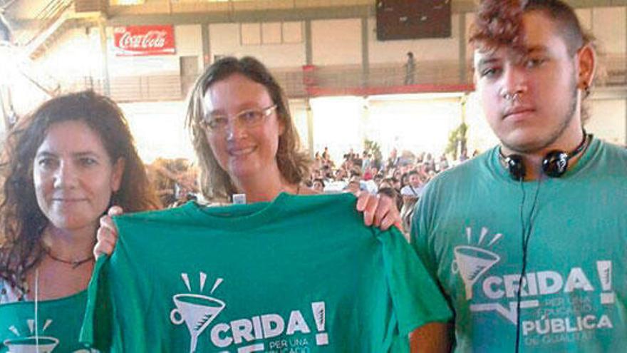 La ministra de Brasil Maria do Rosario Nunes (centro) con la camiseta verde de Crida.