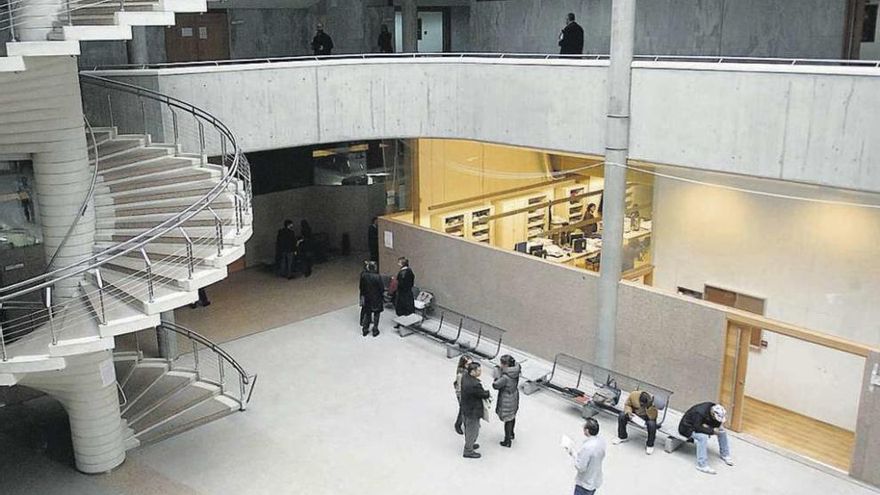 Interior de los juzgados de A Coruña en una imagen de archivo. // E. Vicente