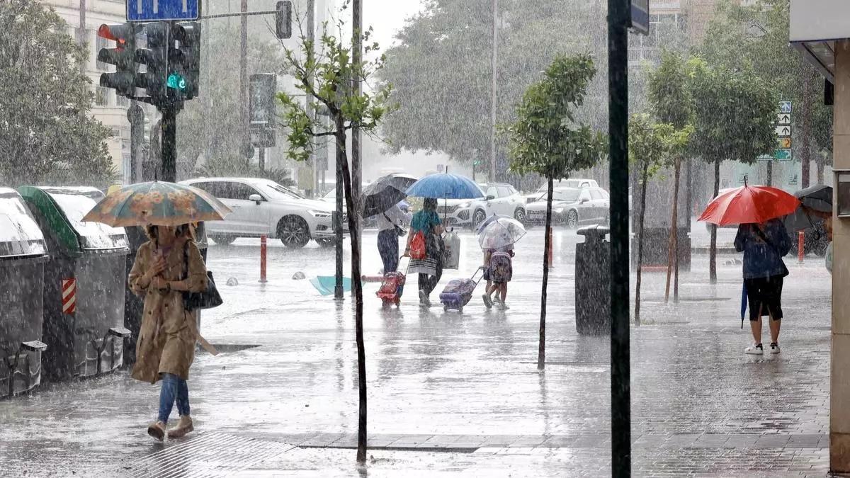 Un momento de las fuertes lluvias que cayeron la semana pasada en la ciudad de Murcia.