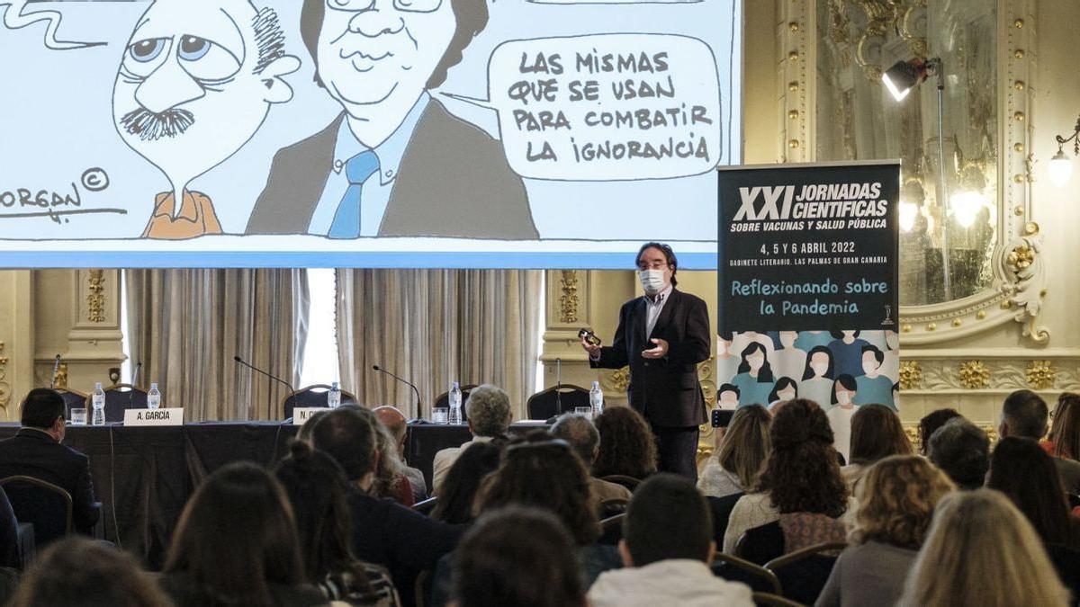 Amos García Rojas, jefe de epidemiología durante la charla inaugural de las jornadas científicas. | LP/DLP