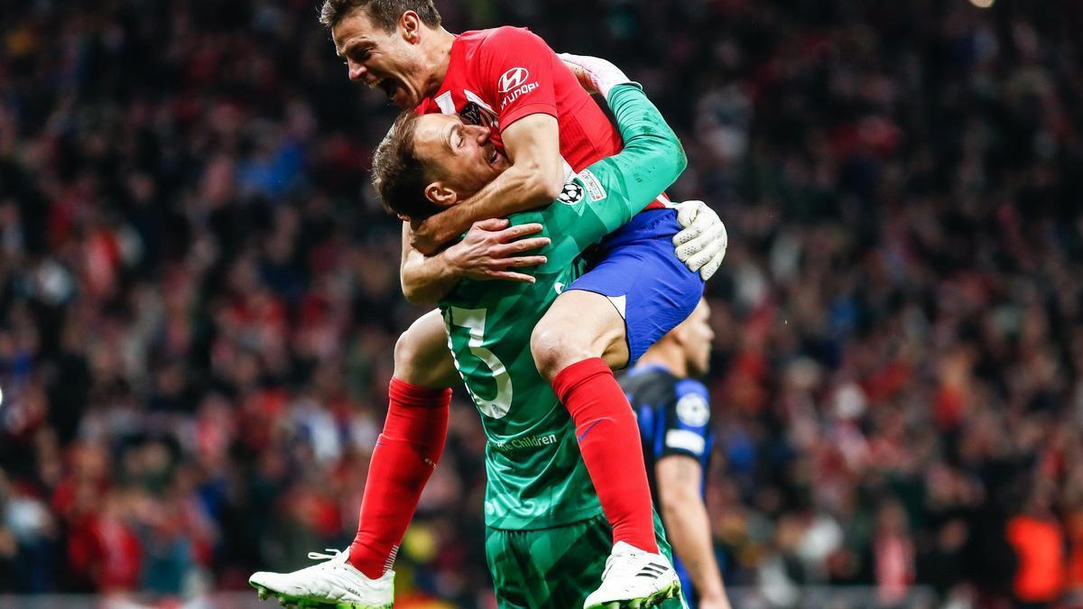 Cesar Azpilicueta celebra con Jan Oblak la clasficación del Atlético para cuartos de la Champions.