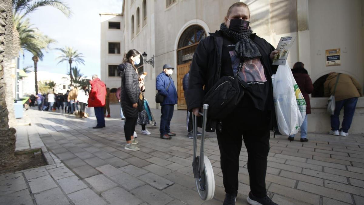 Colas en la plaza de toros para sacar sillas por la cabalgata de Reyes en Alicante