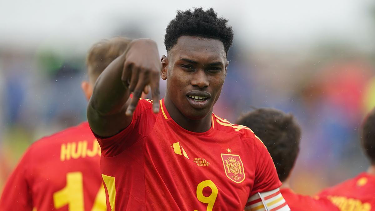 Samu Omorodion celebrando uno de sus goles ante Malta