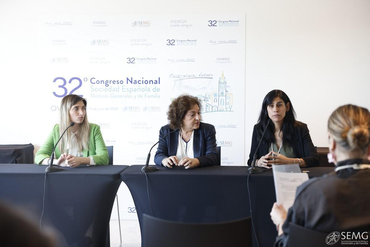 Isabel Paules, Isabel Egocheaga y Yasmín Drak, en Oviedo.