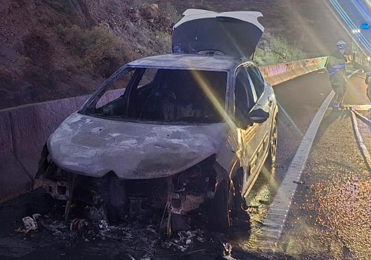 Incendio de un coche en Guía de Isora
