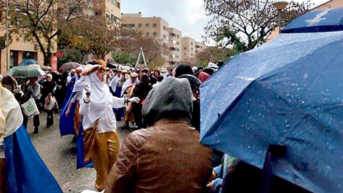 Imagen de la cabalgata de Mairena antes de que fuera suspendida por la lluvia.