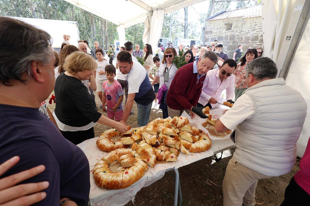 Reparto de la rosca de Pascua entre los asistentes.