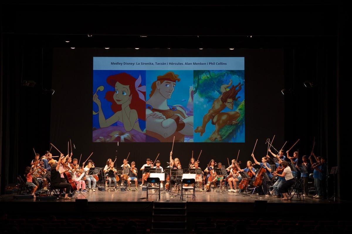 Alumnes que fan extraescolars de música amb ConArte Internacional.