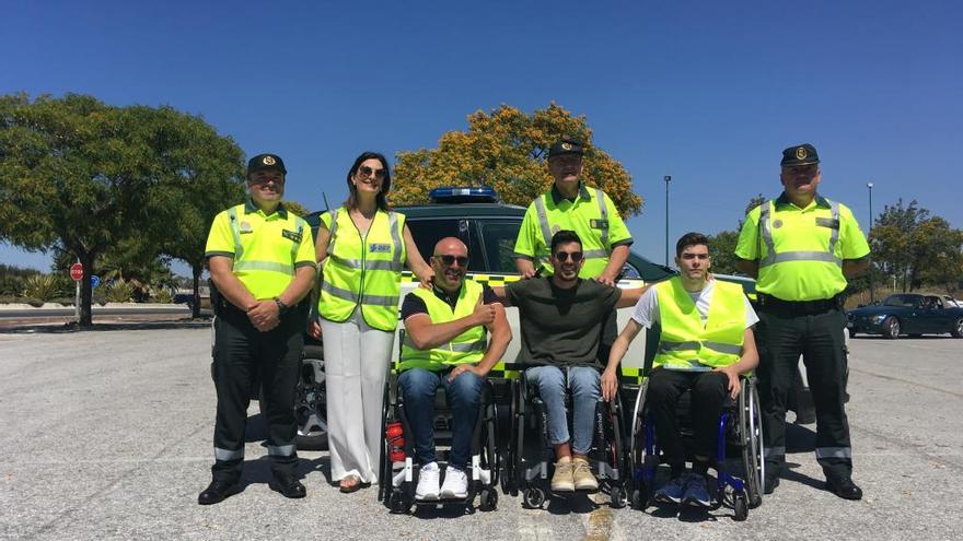 Sergio, José Antonio y Sebas posan con parte del equipo de Tráfico.