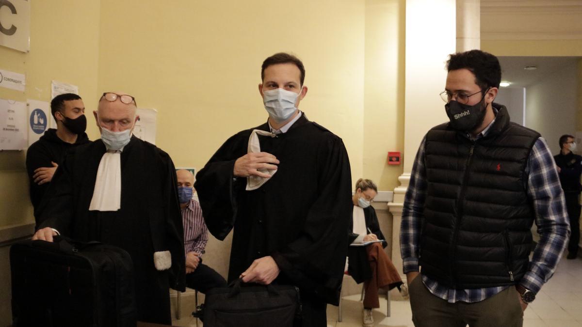 Valtònyc amb els seus advocats abans d&#039;entrar a la sala del tribunal d&#039;apel·lació de Gant, el 28 de desembre del 2021 (horitzontal)