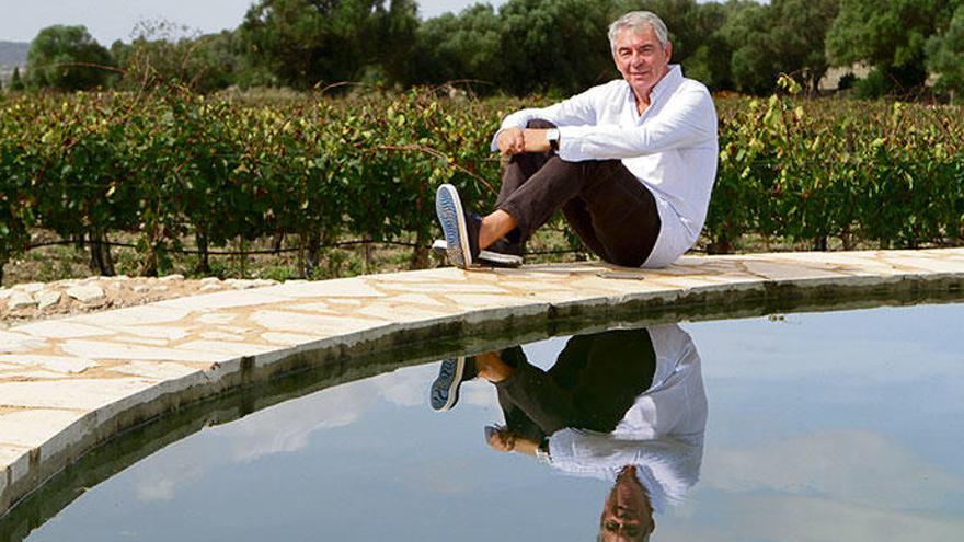 Der Hamburger Manager Klaus Heinemann, der bei Montuïri sechs Hektar Chardonnay anbaut, am Rande seines 500.000 Liter fassenden Wasserspeichers.