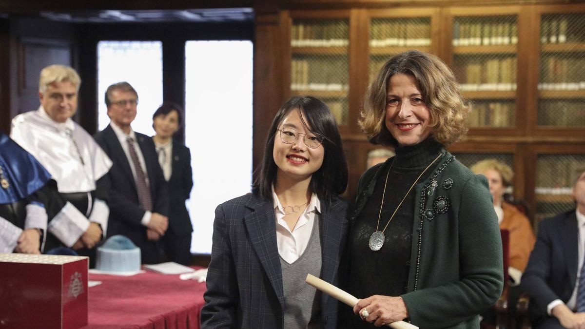 Julia Granda Álvarez recibe su premio de manos de Ángela Santianes