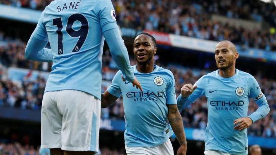 Sterling celebra con Silva y Sané el segundo tanto del City. // A. Yates