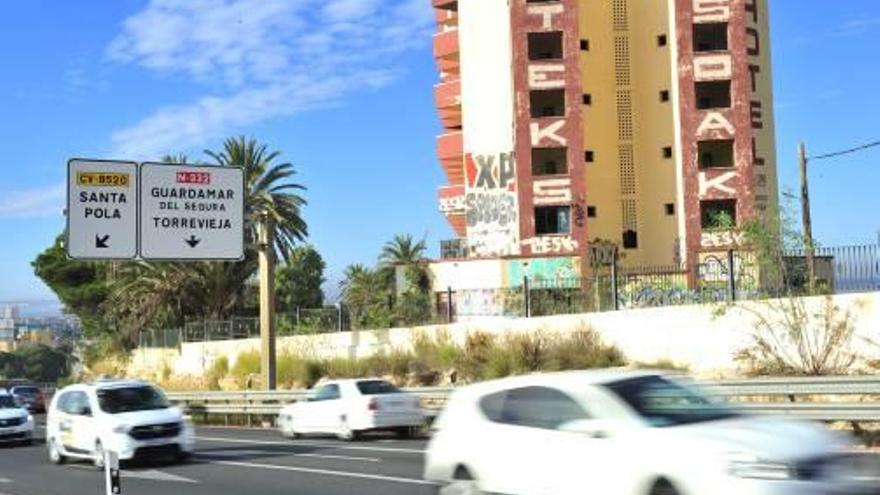 Fachada del hotel Rocas Blancas a su paso por la N-332 casi diez años después del cierre.