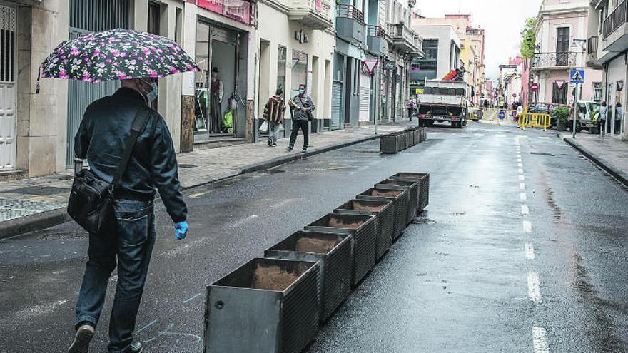 Preparativos en la calle Heraclio Sánchez para su peatonalización.
