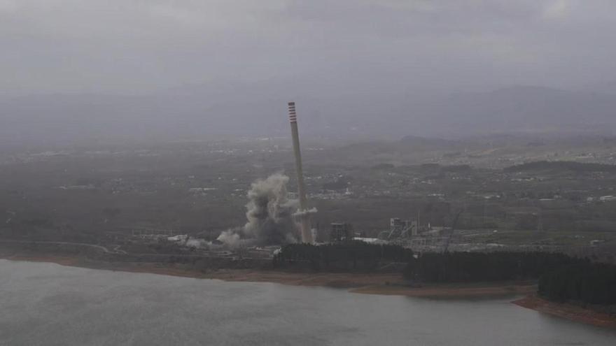 Así ha sido el derribo de las chimeneas de la Central Térmica de Compostilla, en León