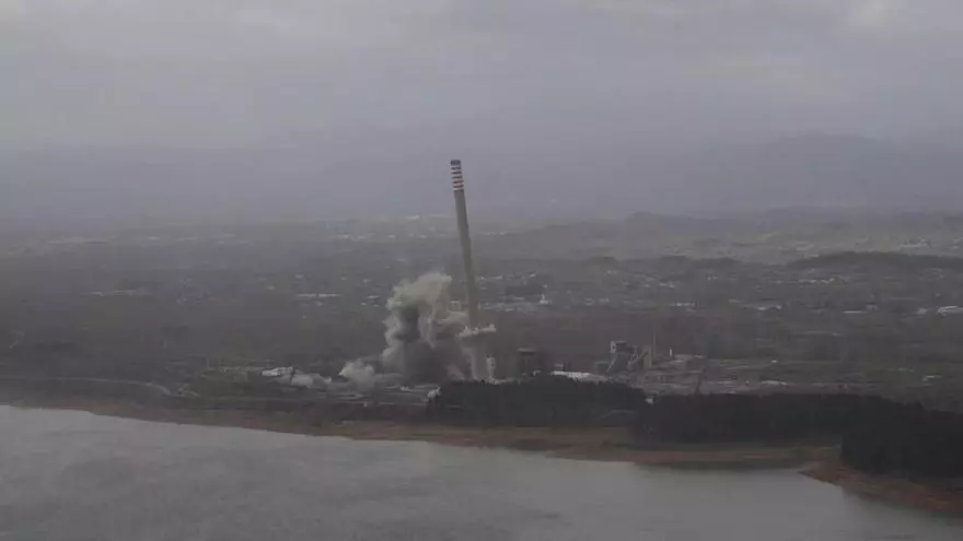 Así ha sido el derribo de las chimeneas de la Central Térmica de Compostilla, en León