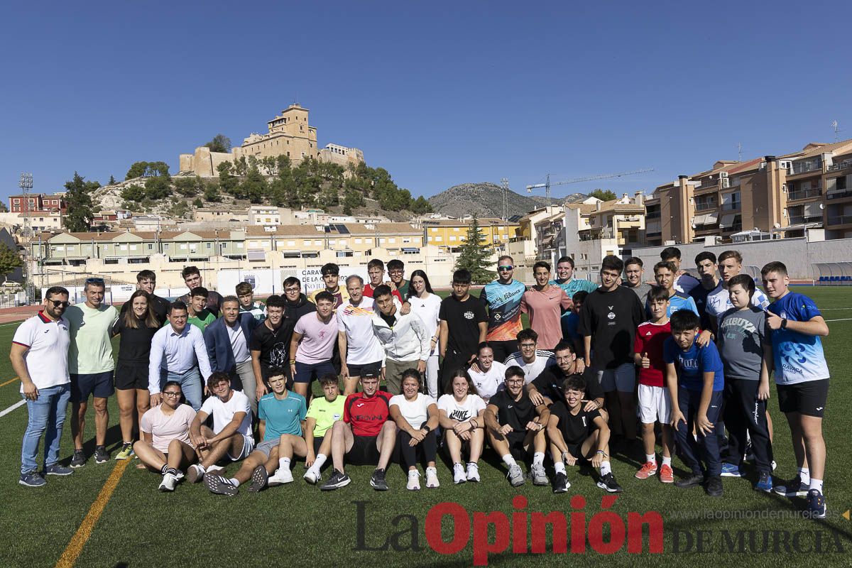 Abel Antón vistiba la Escuela Municipal de Atletismo de Caravaca
