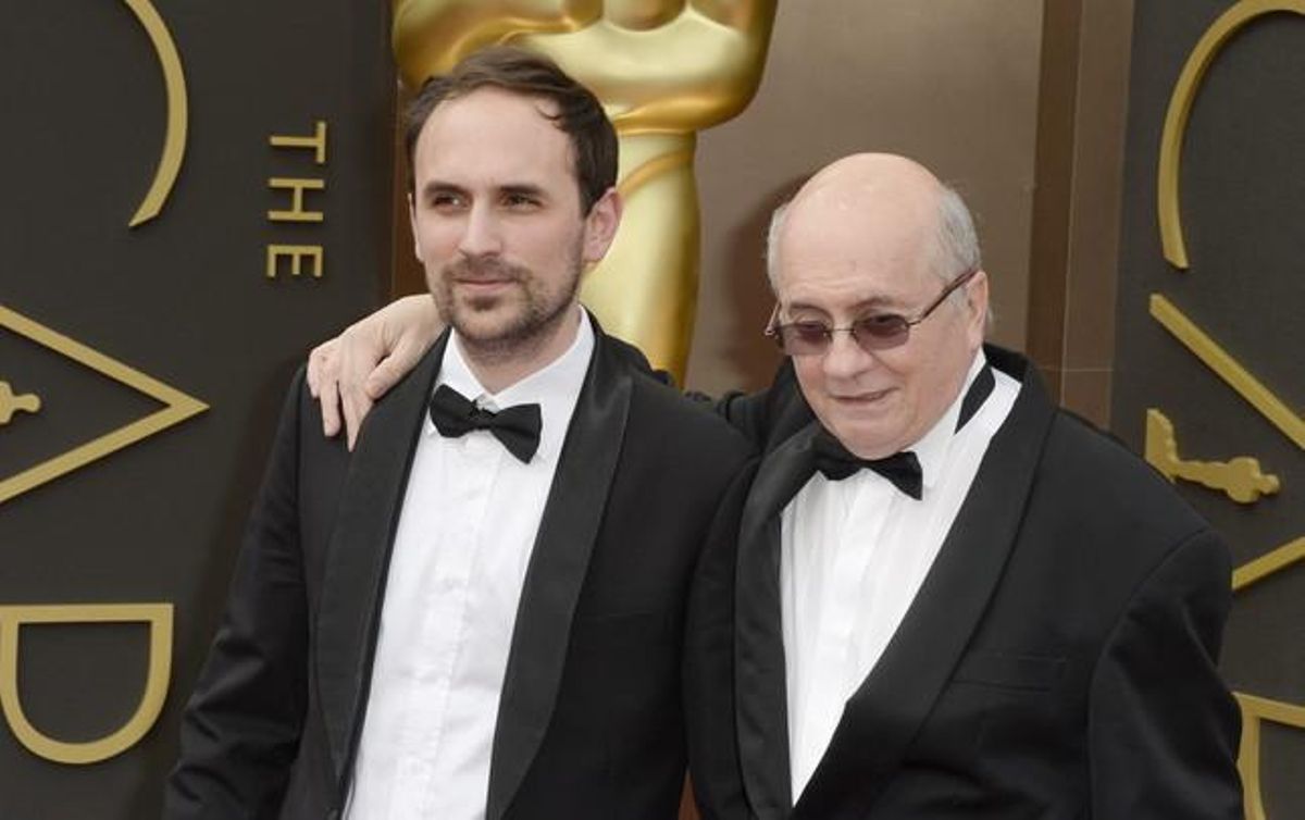 El director de cine francès Benjamin Renner (esquerra) i el productor Didier Brunnerarriben al Dolby Theatre de Los Angeles, aquest dilluns a la matinada.