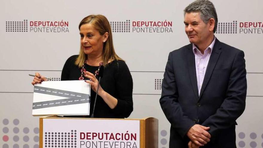 La presidenta provincial (a la que acompaña Santos Héctor) muestra una de las cajas sorpresa. // R. V.