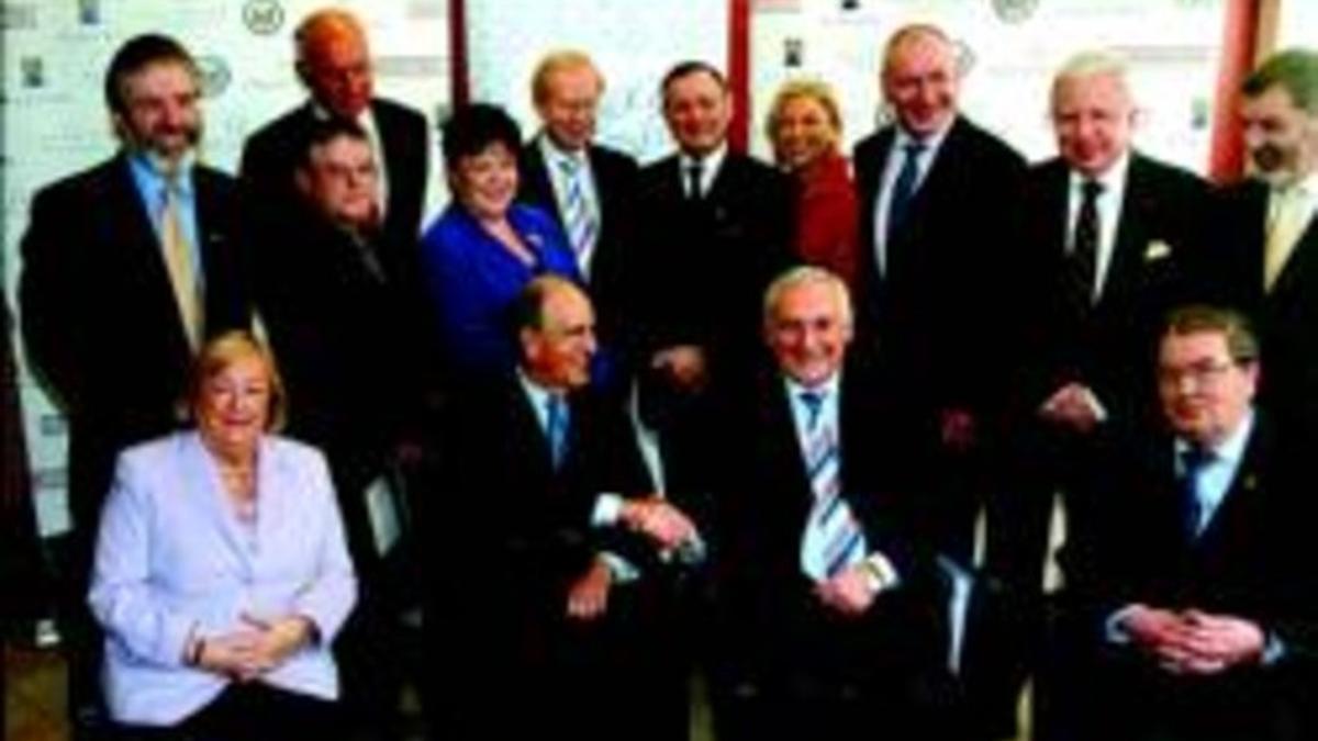 Bertie Ahern y el mediador estadounidense George Mitchell (izquierda) se dan la mano ante otros políticos que negociaron el Acuerdo del Viernes Santo, ayer en Belfast. Arriba, a la izquierda, aparece Gerry Adams.