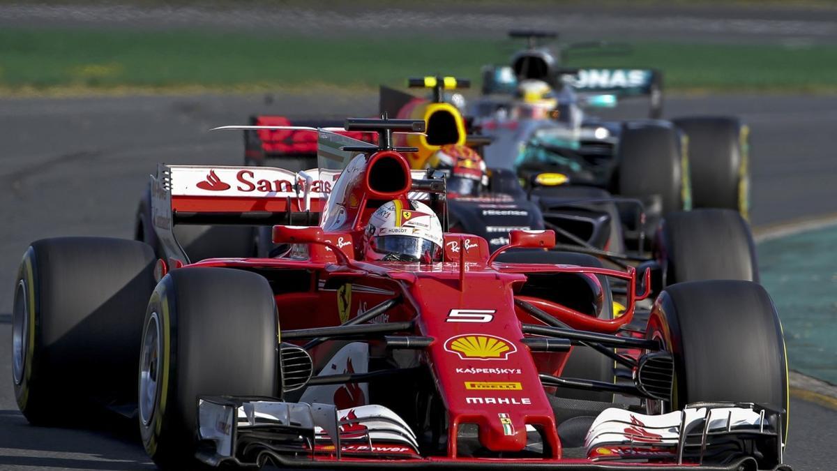 Sebastian Vettel (Ferrari), por delante de Hamilton (Mercedes), durante el GP de Australia.