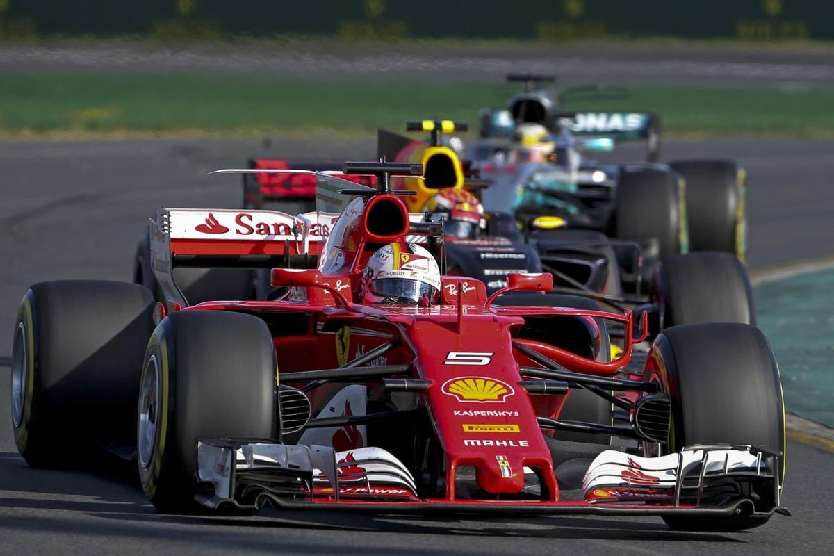 ZSN005. Melbourne (Australia), 26/03/2017.- German Formula One driver Sebastian Vettel (front) of Scuderia Ferrari leads the race ahead of British Formula One driver Lewis Hamilton (back) of Mercedes AMG GP with Dutch Formula One driver Max Verstappen (middle) of Red Bull Racing between them during the 2017 Formula One Grand Prix of Australia at the Albert Park circuit in Melbourne, Australia, 26 March 2017. (Fórmula Uno) EFE/EPA/DIEGO AZUBEL