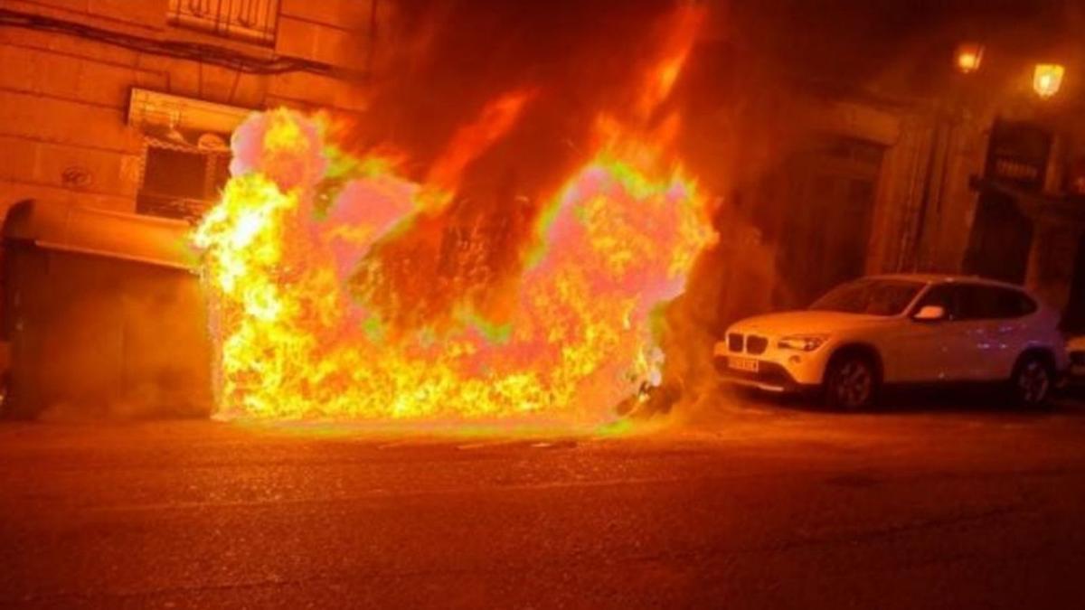 Las llamas devoran uno de los contenedores en la Avenida das Caldas, en el barrio de A Ponte. |   // F.C.
