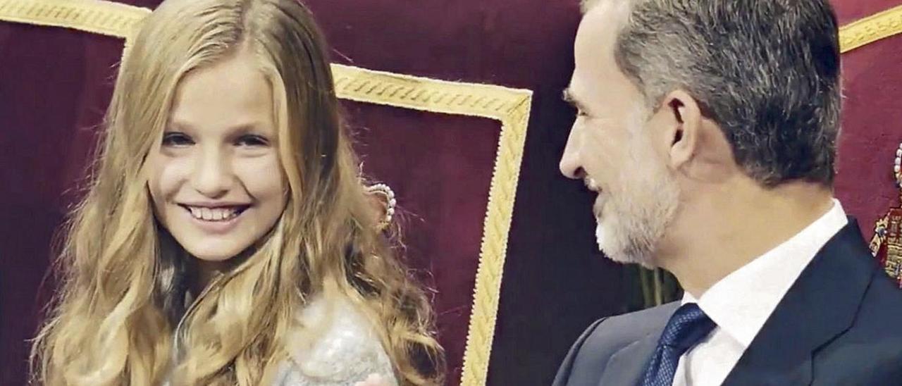 La Princesa de Asturias, sentada junto a su padre, el Rey, en el teatro Campoamor de Oviedo, el año pasado, tras su primera intervención en la ceremonia de entrega de los premios a los que da nombre.