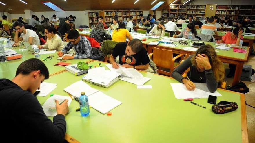 Estudiantes en la biblioteca municipal &quot;Rosalía de Castro&quot;, la principal de Vilagarcía. // Iñaki Abella