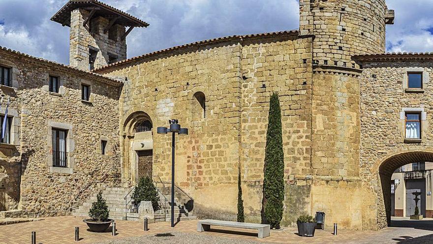 La plaça del Fort amb l&#039;església de Santa Àgata.