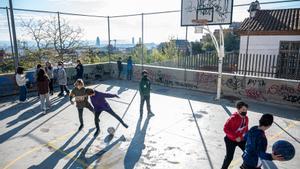 Alumnos de ESO de un instituto de Barcelona durante la hora del recreo.