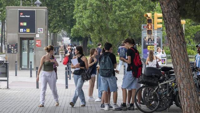 Estudiants al costat de la facultat de Química de la UB durant la selectivitat, amb l’estació de metro de Palau Reial de fons.