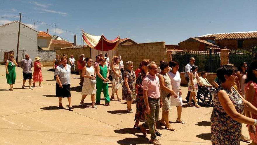 Lugareños de Moratones en la celebración de la procesión con motivo de Santiago.