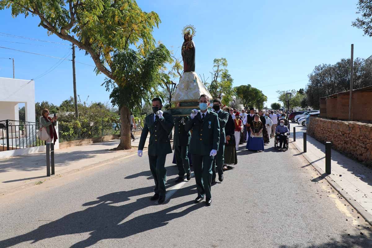 Misa, procesión y 'ball pagès' en el Pilar de la Mola